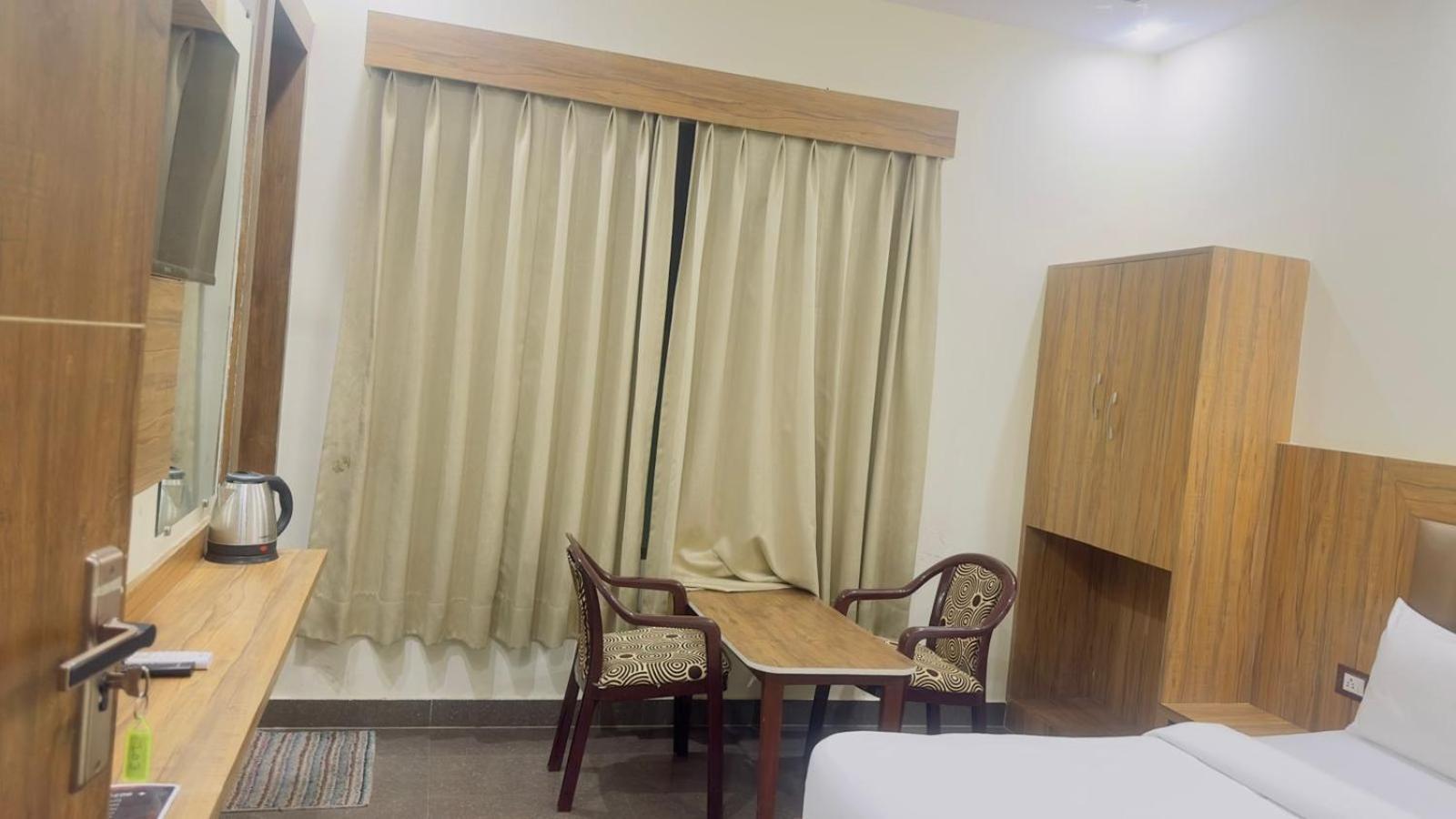 Hotel Gt International Tajganj Exterior photo