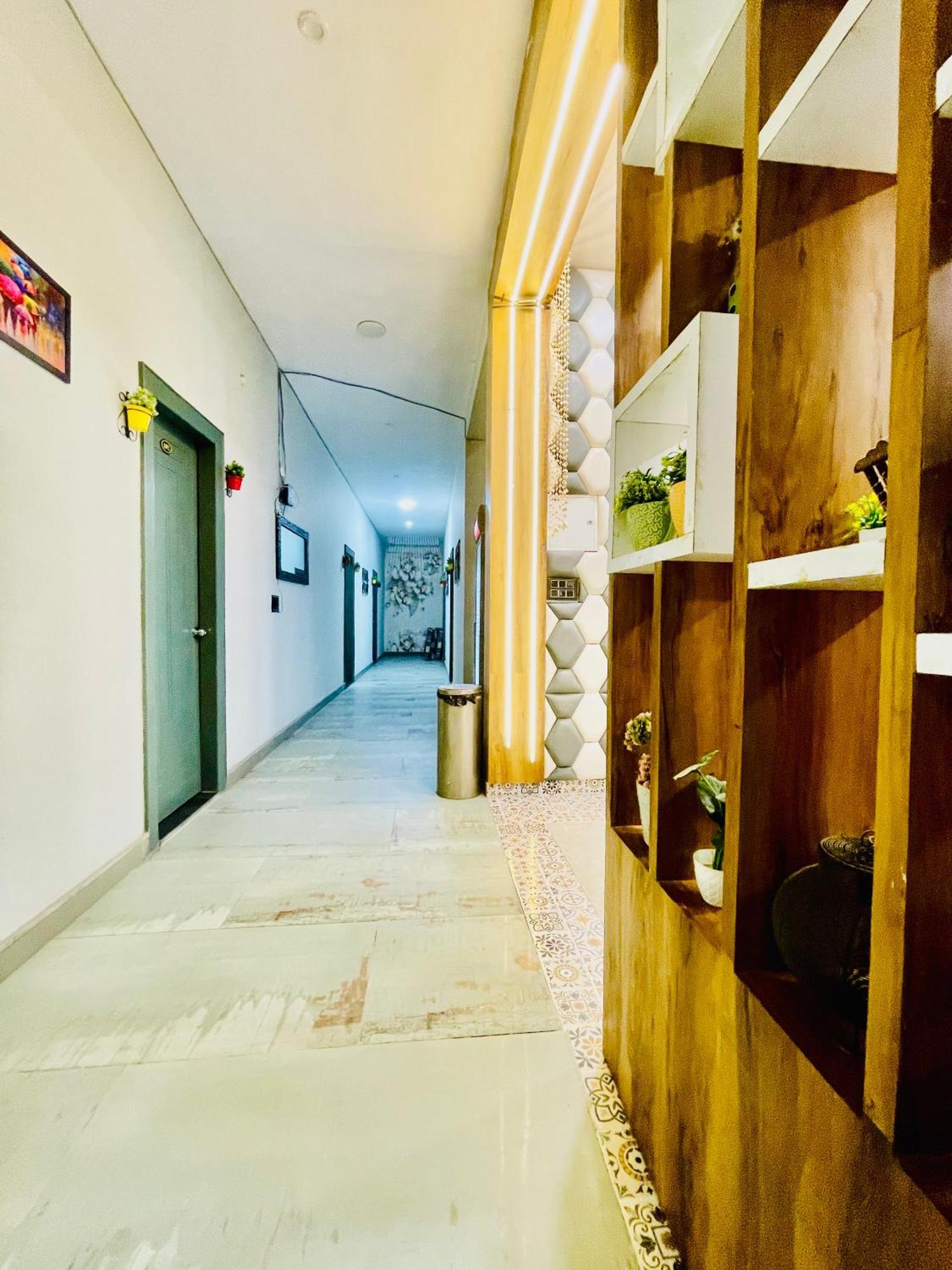 Hotel Gt International Tajganj Exterior photo